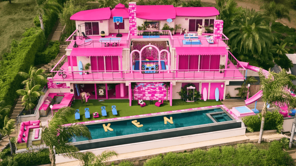 01-Kens-DreamHouse-Airbnb-Exterior-Credit-Hogwash-Studios-1024x576 O que a casa da Barbie nos ensina sobre projetos com personalidade?