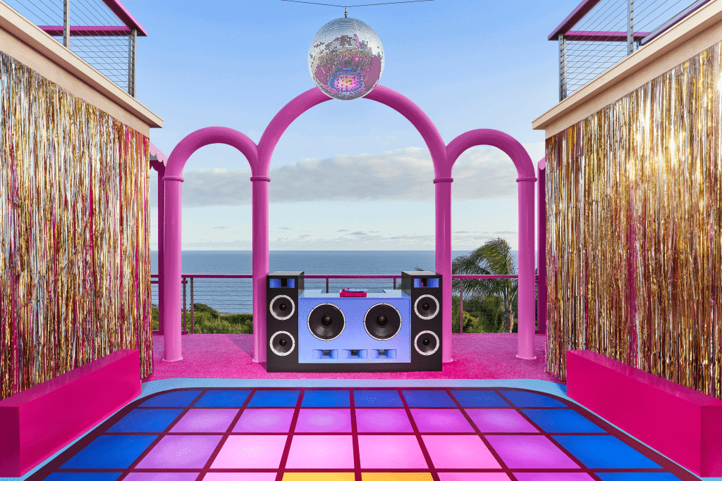 04-Kens-DreamHouse-Airbnb-Disco-Credit-Joyce-Lee-1 O que a casa da Barbie nos ensina sobre projetos com personalidade?
